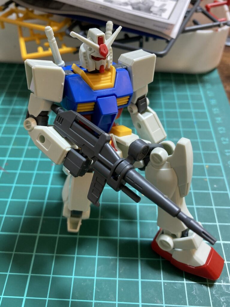 EGガンダム_素組み_膝立ち