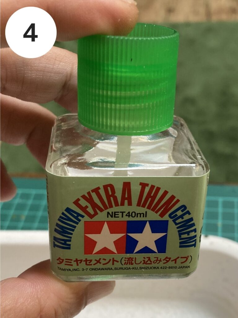 タミヤセメント（流し込みタイプ）を使います。